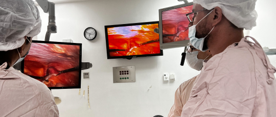 medicos realizando una cirugia en quirofano con uso de equipo especializado.